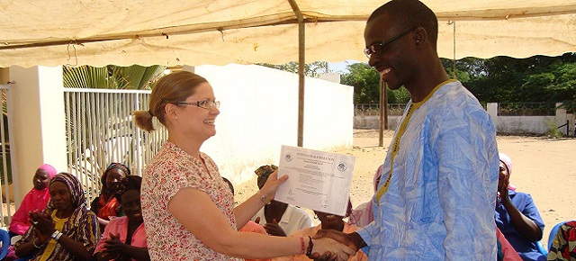 Julie Fertin remet le Certificat de Formation au Monteur Optique, Pape Momar LINDOR DIOP Remise du Certificat de Formation au Monteur Optique, Pape Momar LINDOR DIOP