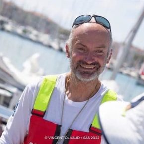 Yannick Deschamps, Ambassadeur de Voiles Sans Frontières sur la Mini Transat 2023